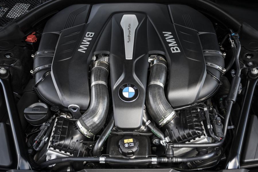  BMW 750i xDrive 2016 года  (US) (фото 8 из 12)